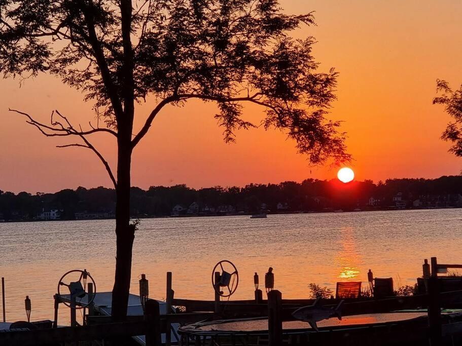 Charming And Happy Walled Lake Mi Cottage โนวี ภายนอก รูปภาพ